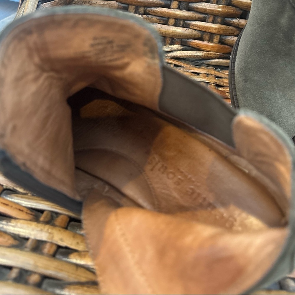 Gentle Souls Kenneth Cole Penny
Ankle Booties Womens Size 9
Olive Leather Zip - Picture 14 of 16